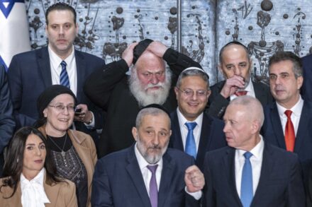 הממשלה ה-37 בתמונה קבוצתית בבית הנשיא בירושלים, ב-29 בדצמבר 2022 (צילום: אוליבייה פיטוסי / פלאש90)
