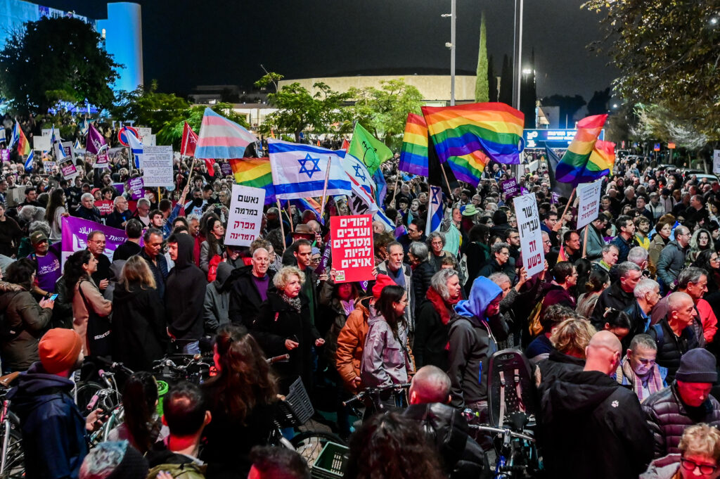 מפגינים נגד הממשלה בכיכר הבימה בתל אביב, ב-7 בינואר 2023 (צילום: אבשלום ששוני / פלאש90)