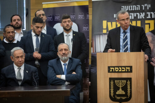 ש"ס נזכרת במזרחיות רק שהמנהיג שלה מורשע בשחיתות. יריב לוין ונתניהו באירוע התמיכה באריה דרעי (צילום: יונתן זינדל / פלאש 90)