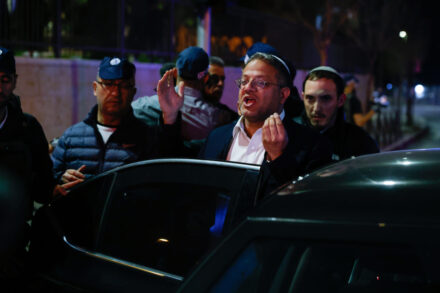 השר לביטחון לאומי, איתמר בן גביר, בזירת הפיגוע בנווה יעקב בירושלים, ב-27 בינואר 2023 (צילום: אוליבייה פיטוסי / פלאש90)