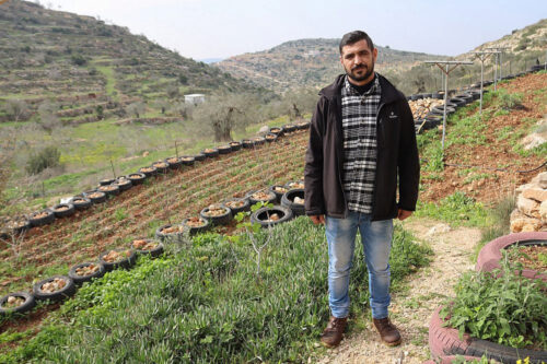מוסטפה חמאד, ראש הכפר פרח'ה, בחווה ליד ביתו, ב-10 בינואר 2023 (צילום: אחמד אל באז)