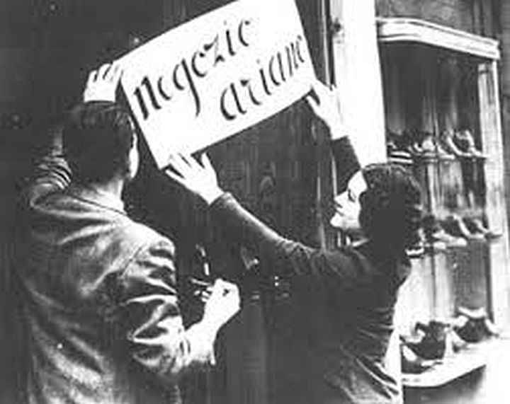 1030 יהודים גורשו מרומא, רק 15 חזרו בחיים. שלט על חנות "רק לאריים" באיטליה (ויקימדיה)