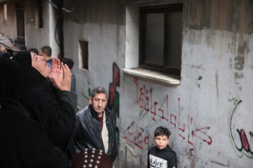 עמד על מרפסת ביתו, ונורה למוות. אשה במחנה פליטים קלנדיה בהלוויה של סמיר אסלאן (צילום: אורן זיו)