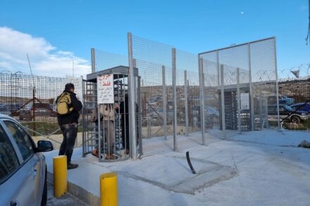 "אני עובד בישראל ועובר במחסום הזה כבר יותר מעשר שנים, וזאת הפעם הראשונה שאפשר לחזור הביתה בלי לרוץ בכביש". הקרוסלה החדשה במחסום מכבים (צילום: יובל אברהם)