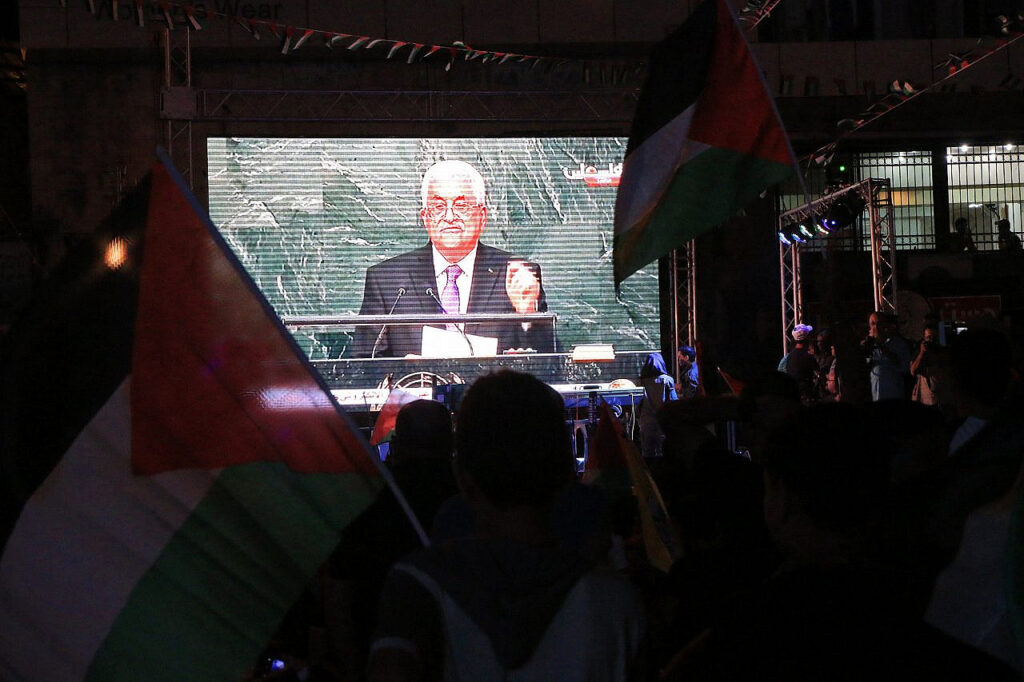 פלסטינים בשכם צופים בנשיא הרשות הפלסטינית, מחמוד עבאס, מדבר בעצרת הכללית של האו"ם, ב-30 בספטמבר 2015 (צילום: אחמד אל באז / אקטיבסטילס)
