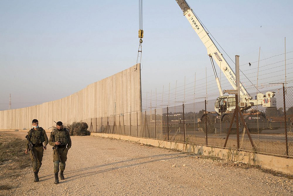 החלפת חלק בגדר ההפרדה ליד קלקיליה, ב-10 בינואר 2021 (צילום: קרן מנור / אקטיבסטילס)