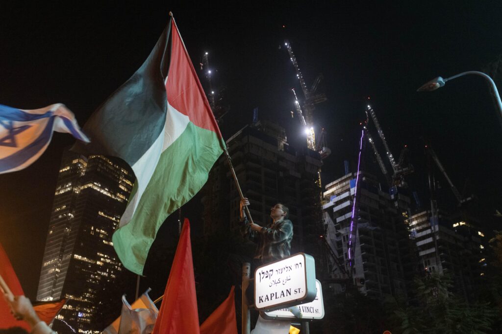 דגל פלסטין בהפגנה ברחוב קפלן בתל אביב, ב-21 בינואר 2023 (צילום: אורן זיו)