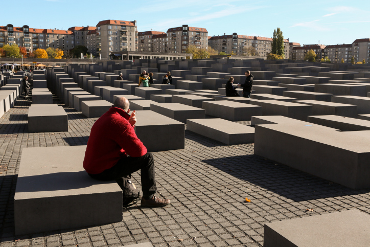 הקיום היהודי בגרמניה מוכפף לעיקרון חיצוני. אנדרטת השואה בברלין, מאי 2016 (נתי שוחט / פלאש 90)