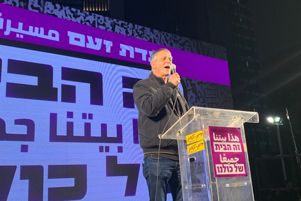 יו"ר לשכת עורכי הדין, אבי חימי, בהפגנה בכיכר הבימה בתל אביב, ב-7 בינואר 2023 (צילום: חגי מטר)