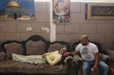 עמדה בפתח הבית וחטפה כדור ספוג בגב, שגרם לשבר בחוליה ופגיעה בכליה. ג'נא קיסוואני עם אביה בביתם בשייח' ג'ראח (צילום: אורן זיו)