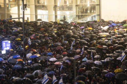 חלק גדול מהמפגינים לא מזדהים כ"שמאל", רבים לא נוהגים להגיע כלל להפגנות. המחאה בכיכר הבימה נגד הרפורמות במערכת המשפט, 15 בינואר 2023 (צילום: אורן זיו)