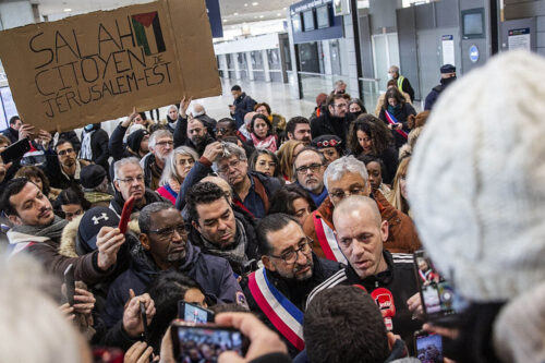 נציגי מפלגות שמאל באו לקבל את פניו בשדה התעופה בפאריז. סאלח חמורי עם הגיעו לצרפת (צילום: אן פאק / אקטיבסטילס)