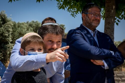 קודם כל להבטיח את זכויות היתר של המתנחלים, הסיפוח יבוא אחר כך. בצלאל סמוטריץ' ואיתמר בן גביר בהתנחלות במזרח ירושלים, אפריל 2021 (צילום: אוליביה פיטוסי / פלאש 90)