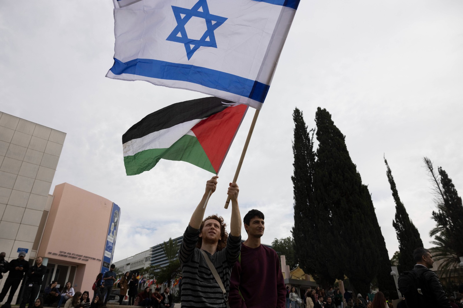 מניפי דגל פלסטין הותקפו. מפגינים באוניברסיטת תל אביב נגד הרפורמות המשפטיות, ינואר 2023 (צילום: אורן זיו)