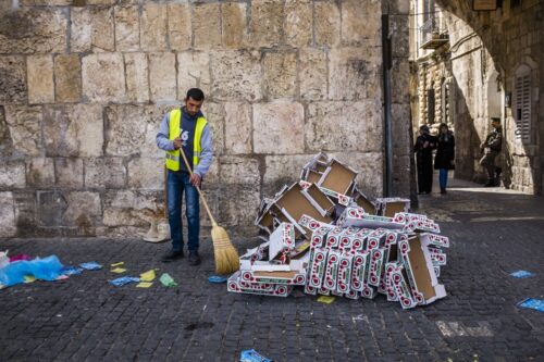 גבולות הגזרה של התבטאויות אשר עשויות להתפרש כקריאות התנגדות נותרים מטושטשים ונתונים לפרשנות. עובד ניקיון פלסטיני ברובע המוסלמי בעיר העתיקה בירושלים. (למצולם אין קשר לכתבה. צילום: קורינה קרן / פלאש 90) גבולות הגזרה של התבטאויות אשר עשויות להתפרש כקריאות התנגדות נותרים מטושטשים ונתונים לפרשנות. עובד ניקיון פלסטיני ברובע המוסלמי בעיר העתיקה בירושלים. (למצולם אין קשר לכתבה. צילום: קורינה קרן / פלאש 90)