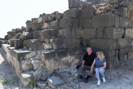 לתזה ההיסטורית שהוא מעלה אין שום בסיס בעדויות ארכיאולוגיות או טקסטואליות. בנימין ושרה נתניהו באתר הארכיאולוגי סוסיתא, 15 באוגוסט 2017 (קובי גדעון / לע"מ)