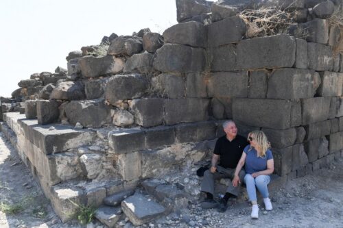 לתזה ההיסטורית שהוא מעלה אין שום בסיס בעדויות ארכיאולוגיות או טקסטואליות. בנימין ושרה נתניהו באתר הארכיאולוגי סוסיתא, 15 באוגוסט 2017 (קובי גדעון / לע"מ)