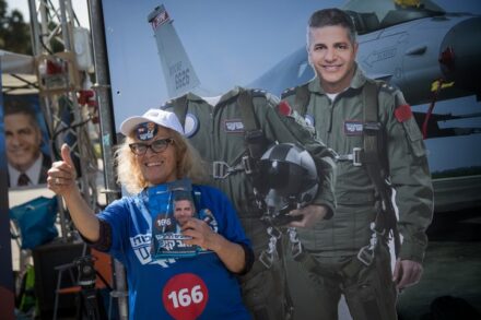 היה ראוי שימתין עוד כמה חודשים בטרם יצא אל הציבור בהכרזות "אסטרטגיות". תומכי ליכוד בקמפיין בחירות למען יואב קיש, פברואר 2019 (צילום: הדס פארוש / פלאש 90)
