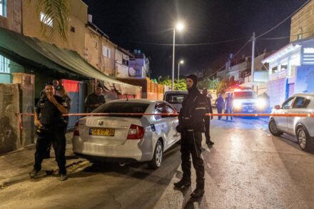 משטרה בזירת רצח של אישה בלוד, ב-26 ביולי 2022 (צילום: יוסי אלוני / פלאש90)
