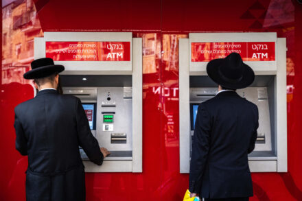 פגיעה בערך השוויון תפגע בחרדים. חרדים במאה שערים (צילום: אוליביה פיטוסי / פלאש 90)