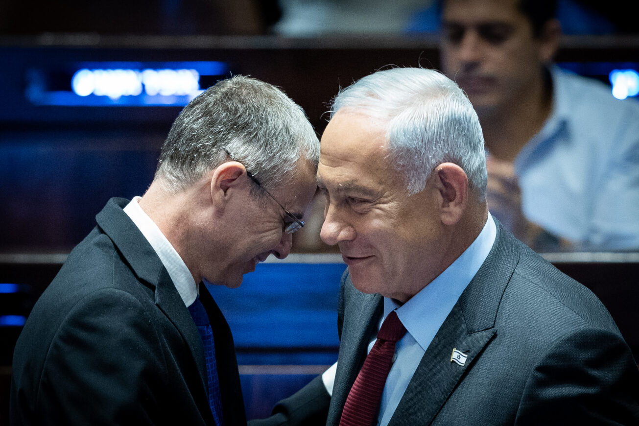 ראש הממשלה, בנימין נתניהו, ושר המשפטים, יריב לוין, בכנסת, ב-13 בדצמבר 2022 (צילום: יונתן זינדל / פלאש90)