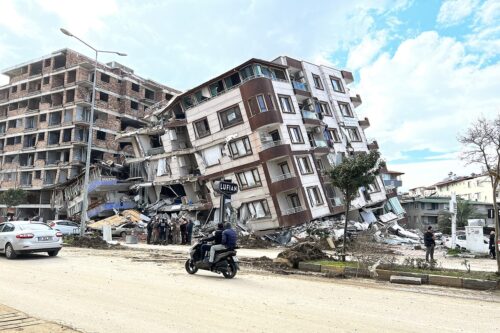 בניין שקרס בהאטיי, טורקיה, ב-7 בפברואר 2023 (צילום: Hilmi Hacaloğlu , VOA)