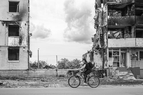 המשך המלחמה מרחיב את אוקראינה. רוכבת אופניים בבורודיאנסקה, יוני 2022 (צילום: מיקל קולוויל אנדרסן CC BY NC 2.0)
