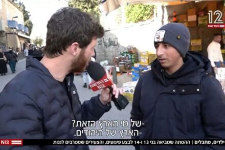 צילום מסך מתוך הכתבה בחדשות 12. השואל הוא הצעיר הפלסטיני, המשיב - הכתב אורי איזק