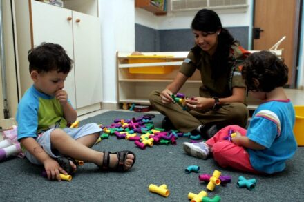 גיוס הצבא למשימות אזרחיות חברתיות משקף את התרבות המיליטנטית החולה בישראל. חיילת משחקת עם ילדים במקלט בשדרות, 3 בספטמבר 2007 (צילום: אדי ישראל / פלאש 90)