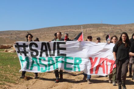 בעבר קראנו לפעילות הזו "נוכחות מגינה", אך עם הזמן נשמטה המילה "מגינה" ונשארנו עם "נוכחות". מחאה נגד המצור על ג'ינבה, מסאפר יטא, ב-18 בפברואר 2023 (צילומים: שרונה וויס ועומרי ערן ורדי / אקטיבסטילס) מחאה נגד המצור על ג'ינבה, מסאפר יטא, ב-18 בפברואר 2023 (צילומים: שרונה וויס ועומרי ערן ורדי / אקטיבסטילס)