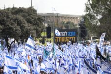 מי שחרד לאופייה הדמוקרטי של המדינה איננו יכול לתת יד לכיבוש, לאפליה ולחוסר צדק. הפגנה מול הכנסת, 13 בפברואר 2023 (צילום: אורן זיו) מי שחרד לאופייה הדמוקרטי של המדינה איננו יכול לתת יד לכיבוש, לאפליה ולחוסר צדק. הפגנה מול הכנסת, 13 בפברואר 2023 (צילום: אורן זיו)