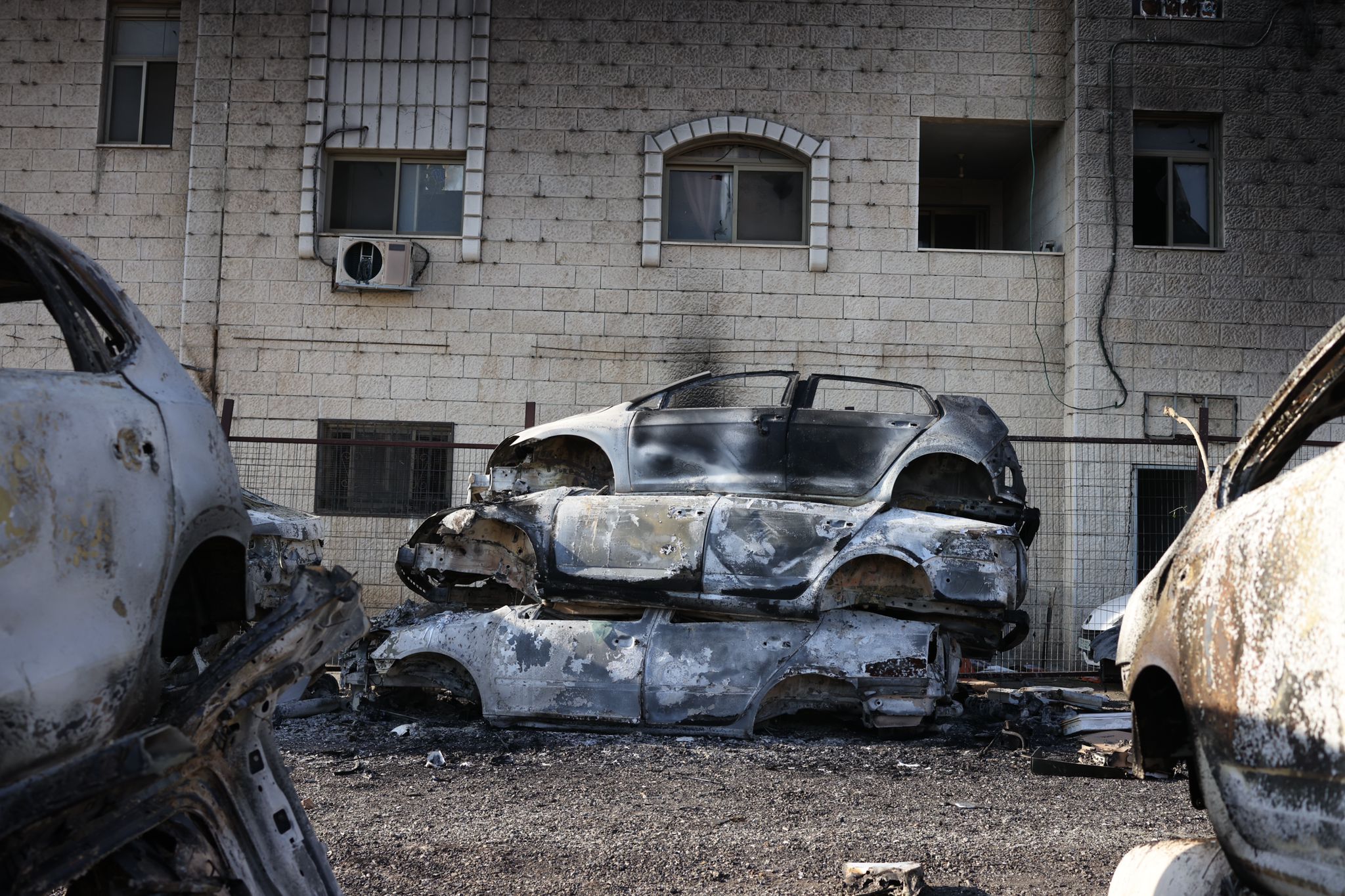 ניסו להצית בתים באמצעות צמיגים. מכוניות ובית שרוף בחווארה (צילום: אורן זיו)