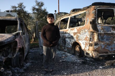 "היינו נצורים, לא יכולנו לצאת". ג'ווד סולטן בין עשרות המכוניות שנשרפו ליד ביתו בחווארה, 27.2.23 (צילום: אורן זיו)