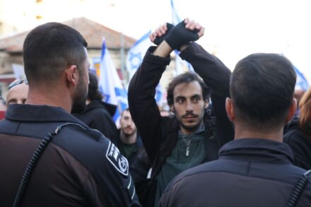 חלק מהמפגינים רצו עימות ישיר, אבל הרוב העדיפו לבוא, לשמוע נאומים וללכת. מפגין מול שוטרים במחאה מול הכנסת, 13.2.23 (צילום: אורן זיו)