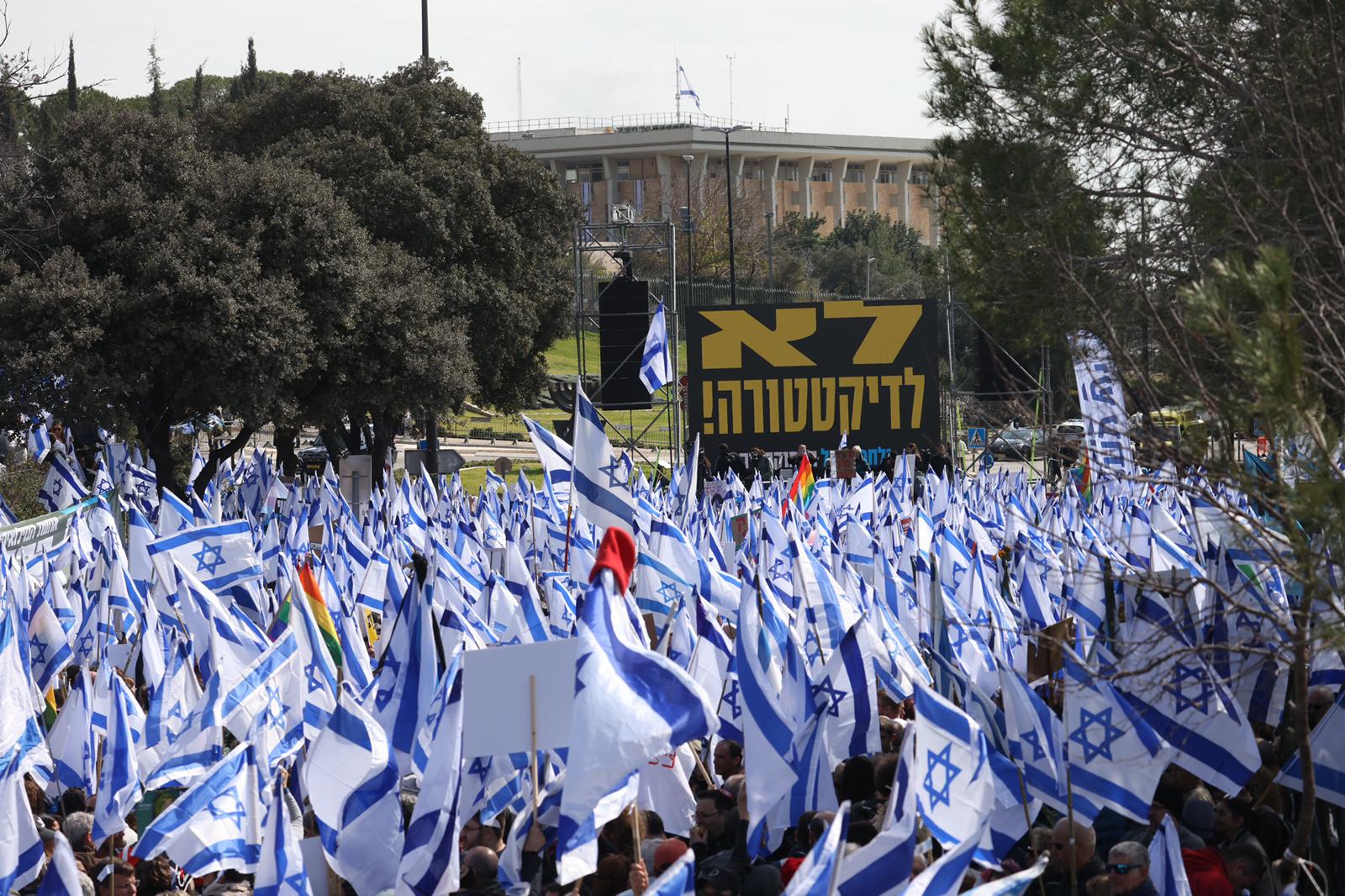 דגלי ישראל לא מאפשרים לאזרחים ערבים להרגיש בנוח. המחאה מול הכנסת, 13.3.23 (צילום: אורן זיו)