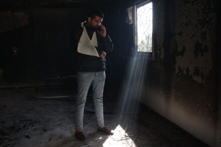 הילדים בכו וצעקו לעזרה. עאמר דומיידי, אחיו של עודאי, בבית המשפחה שנשרף בחווארה (צילום: אורן זיו)