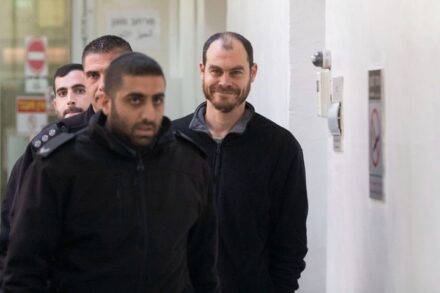 המהירות והיעילות שבה הוגש כתב האישום נגדו צריכים לעניין את כל מי שיוצא למחות, גם עם דעותיו רחוקות מאלו של פולק. יונתן פולק אחרי שנעצר (צילום: אורן זיו)