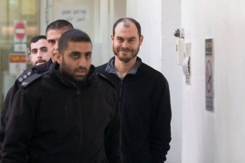 המהירות והיעילות שבה הוגש כתב האישום נגדו צריכים לעניין את כל מי שיוצא למחות, גם עם דעותיו רחוקות מאלו של פולק. יונתן פולק אחרי שנעצר (צילום: אורן זיו)