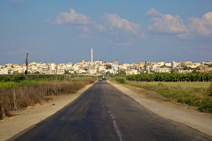 שיפור הכבישים בישובים הערביים יצטרך לחכות. כביש הגישה לג'יסר א-זרקא (צילום: דורון הורוביץ / פלאש 90)