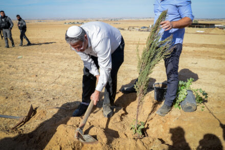 איתמר בן גביר נוטע עץ ליד הכפר הבדואי אל אטרש, ב-12 בינואר 2022 (צילום: פלאש90)