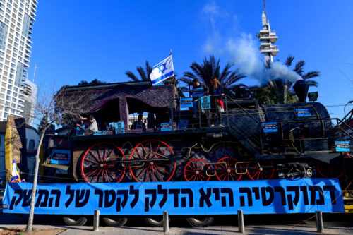 שלט מחאה נגד ההפיכה המשטרית בתל אביב, ב-9 במרץ 2023 (צילום: תומר נויברג / פלאש90)