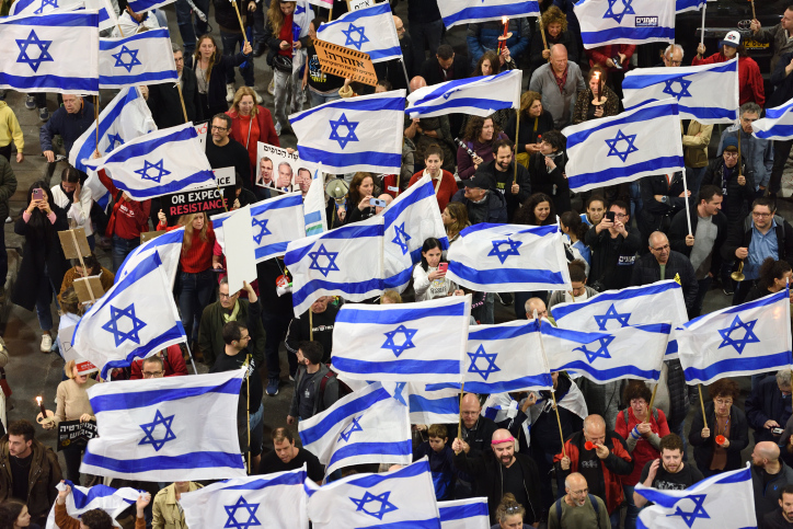 "דגלי ישראל לא יכולים לייצג אותם". המחאה נגד ההפיכה המשטרית ברחוב קפלן בתל אביב, מרץ 2023 (צילום: גילי יערי / פלאש 90)