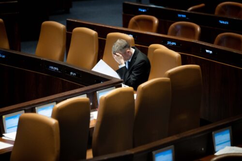 שר המשפטים יריב לוין בכנסת, ב-22 במרץ 2023 (צילום: יונתן זינדל / פלאש90)
