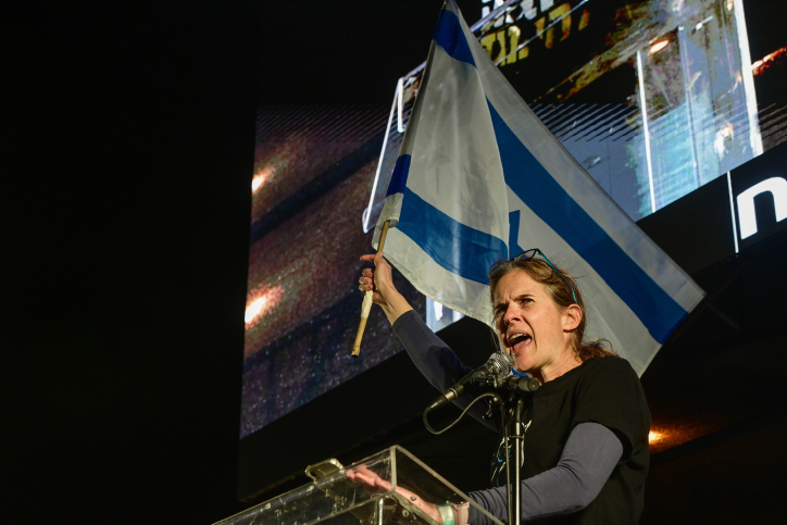 יחד עם יאיר לפיד, מייצגת את "האגף המתון של האפרטהייד". שקמה ברסלר נואמת במחאה בתל אביב, מרץ 2023 (צילום: אבשלם ששוני / פלאש 90)
