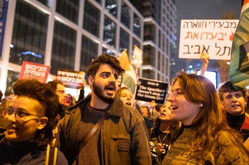 הסרבן יובל דג במחאה בקפלן, ב-18 במרץ 2023 (צילום: אורן זיו)