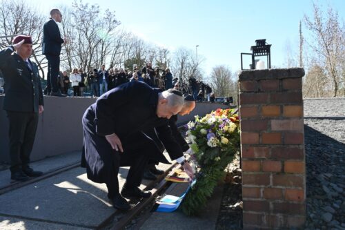 ראש הממשלה, בנימין נתניהו, וקנצלר גרמניה, אולף שולץ, בביקור באנדרטה ברציף 17, בברלין, ב-16 במרץ 2023 (צילום: חיים צח / לע"מ)