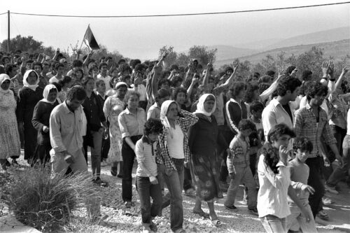 תושבי סכנין בדרכם אל עצרת יום האדמה המרכזית בדיר חנה, ב-30 במרץ 1983 (צילום: נתי הרניק / לע"מ)