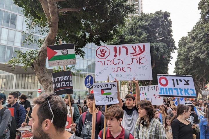 לדעתנו, מדינה כובשת ולא שוויונית אף פעם לא תהיה דמוקרטית. תלמידים בהפגנה נגד ההפיכה המשטרית