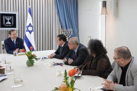 בין אם ההפיכה המשפטית תושלם ובין אם נחזור לנקודת האפס, המפסידה הגדולה תהיה החברה הפלסטינית. חברי כנסת מחד"ש-תע"ל בפגישה עם הנשיא הרצוג (צילום: דוברות חד"ש-תע"ל)