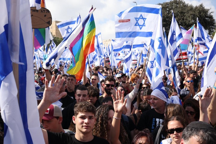 רק לפני פחות משנתיים מחנה שלם חגג כאן את נפילת ממשלת נתניהו, אחרי שבועות של מחאה, שמספרם כמעט זהה לאורך חיי המחאה הנוכחית. מפגינים מול הכנסת בירושלים, 27 במרץ, 2023 (צילום: אורן זיו)